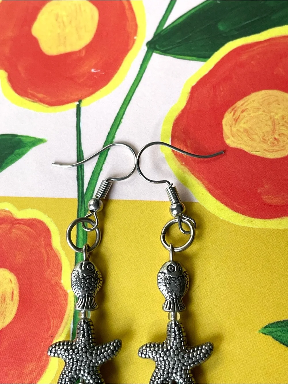 Vintage/style silvertone dangle earrings fish starfish scallop shell beachy